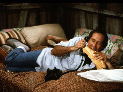El bocata está íntimamente ligado a nuestra infancia, a recreos salvajes y ansiosas merendolas. En la imagen, el actor Chevy Chase da fe de ello en la película 'Fletch, el extraordinario' (1985).