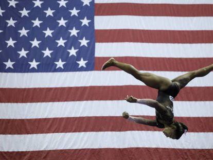 Simone Biles, durante su histórico ejercicio en suelo durante la final de los campeonatos de EE UU celebrada este domingo en Kansas.