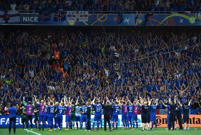 Jugadores de Islandia ponen en pie a su afición tras derrotar a Inglaterra en la Eurocopa de 2016.