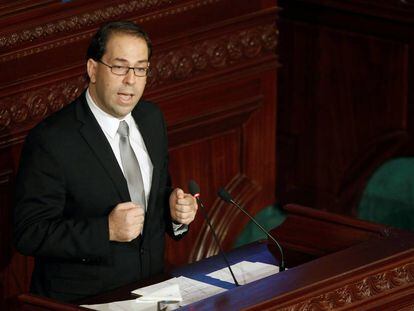 El nuevo primer ministro tunecino, Youssef Chahed, durante su intervenci&oacute;n en el Parlamento en la sesi&oacute;n de investidura