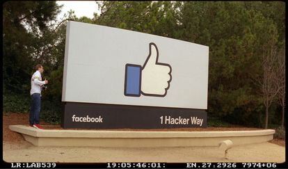 Doc at the headquarters of Facebook, a company with which he established links after being fired from his own project. 