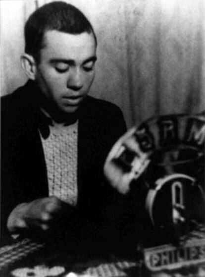 El poeta Miguel Hernández lee uno de sus poemas en Radio París.