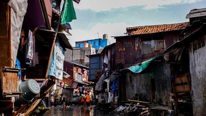 Chozas en la orilla del río Ciliwung, en Yakarta (Indonesia).