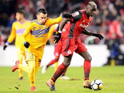 Zelarayán de Tigres y Mavinga de Toronto FC, durante un partido de la Concachampions.