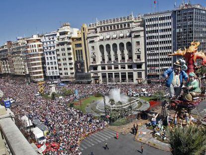 Decenas de miles de personas se congregaron ayer en la plaza del Ayuntamiento de Valencia para asistir a la &#039;masclet&agrave;&#039;.