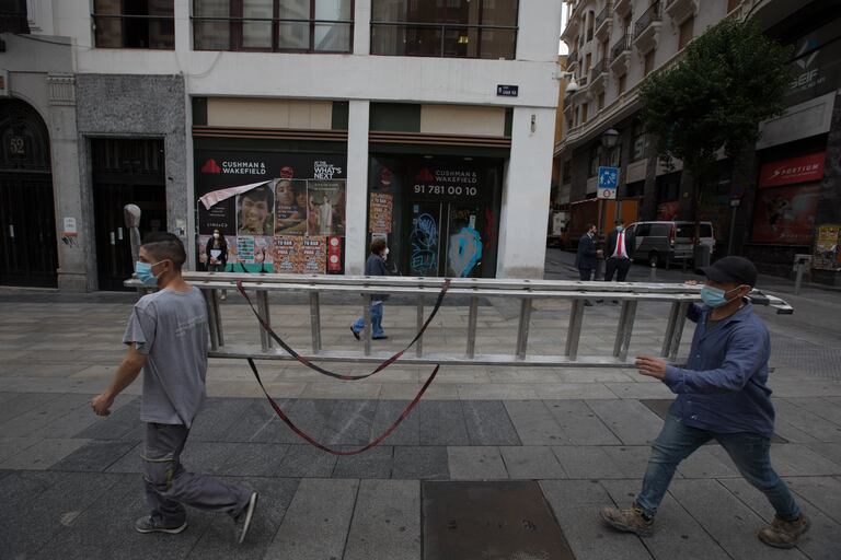 Dos trabajadores en la Gran Vía de Madrid el 24 de septiembre.