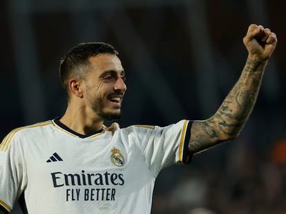 El delantero del Real Madrid Joselu celebra su segundo gol ante el Getafe, ayer.