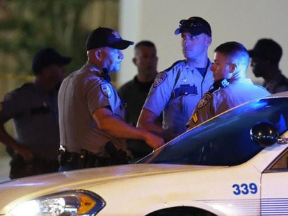 Oficiales de policía en el lugar del tiroteo en Baton Rouge, el 17 de julio.