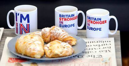 Cruasanes y tazas con el lema de la campaña que defiende la permanencia de Reino Unido, en la mesa que ha utilizado este jueves David Cameron para una entrevista televisiva.