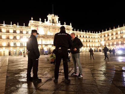 Agentes de policía controlan el cumplimiento del nuevo toque de queda, este sábado en Salamanca.