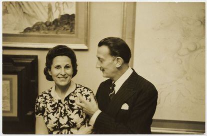 Gala (amb el vestit 'Musée du Louvre' de Dior) i Dalí a Nova York, el 1950, en una fotografia de Marvin Koner.