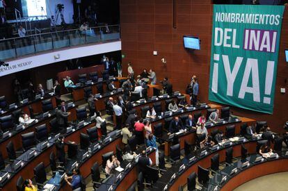 Una manta exigiendo el nombramiento de funcionarios del INAI, durante una sesión en la Cámara de Senadores, el pasado 13 de abril.