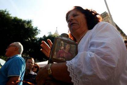 Una manifestante sostiene una vela con la foto de la periodista asesinada, este martes en La Valeta.