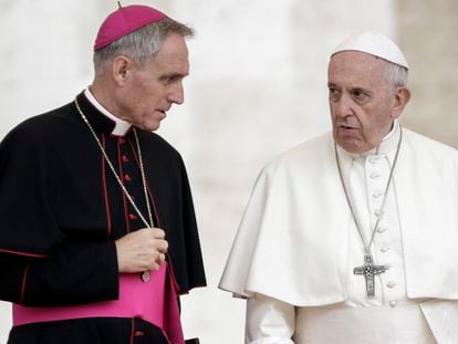 El arzobispo Georg Gänswein, junto al papa Francisco, en el Vaticano el 17 de octubre de 2018.