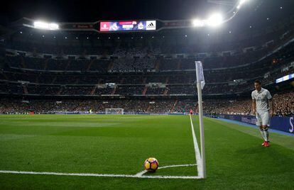 James Rodriguez se dispone a lanzar un corner en el partido que enfrenta a Real Madrid y Deportivo de la Coruña.