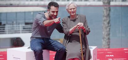 El director Daniel Guzmán posa junto a su abuela, Antonia Guzmán, en el Festival de Málaga.