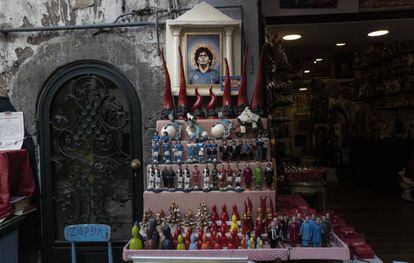 Uno de los altares dedicados a Maradona en el centro de Nápoles.