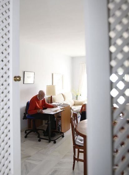 José Luis Sampedro, en su casa de Mijas.