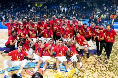 La selección española de baloncesto posa con el trofeo tras el final del Eurobasket.