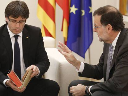 Reuni&oacute;n entre Puigdemont y Rajoy en 2016. 