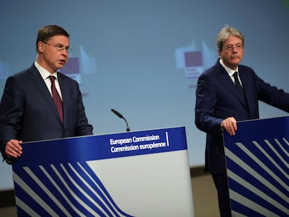 El vicepresidente de la Comisión Europea, Valdis Dombrovskis (izquierda), junto al comisario europeo de Economía, Paolo Gentiloni.