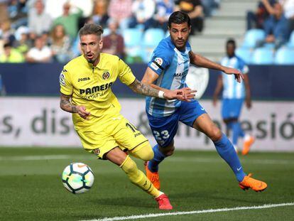 Samu Castillejo juega un balón ante Miguel Torres.