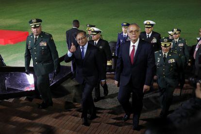 El presidente Gustavo Petro junto al comandante general de las Fuerzas Armadas, Helder Giraldo Bonilla (izquierda), y el ministro de Defensa, Iván Velásquez (derecha), el pasado 20 de agosto.