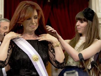 La hija de Cristina le acomoda la banda presidencial.