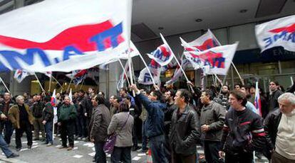 Un grupo de manifestantes protesta por los recortes en la Seguridad Social, ayer en Atenas.