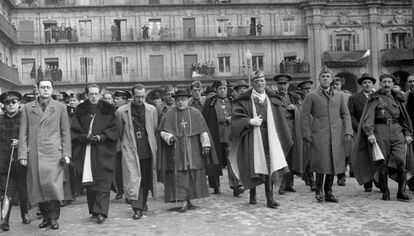 El cardenal Isidro Gomá, José Millán Astray (3d) i altres personalitats celebren l'ocupació de Tarragona per Franco.