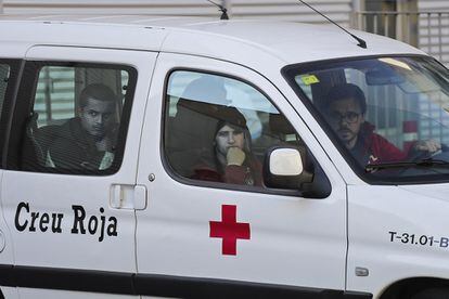 En la imatge, tres kurds són portats a l'hospital de Granollers. El secretari general d'immigració de la Generalitat, Oriol Amorós, ha assegurat a la Cadena SER que les 10 persones seran acollides a Catalunya.