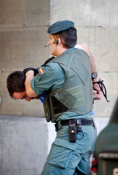 Un detenido, durante un registro en un piso de la plaza del Buen Pastor de San Sebastián.