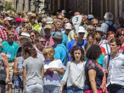 Turistes als voltants de la catedral de Barcelona.