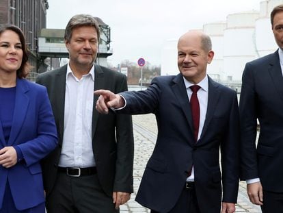 Las primeras figuras de Los Verdes, Annalena Baerbock y Robert Habeck, junto al canciller Olaf Scholz y Christian Lindner, de los liberales, el 24 de noviembre de 2021.