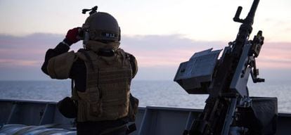 Un miembro del ejercito noruego a bordo del buque con un cargamento de armas químicas a su salida de Siria.