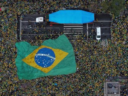 Seguidores del presidente Bolsonaro desplegaron una enorme bandera en el bicentenario de la Independencia.