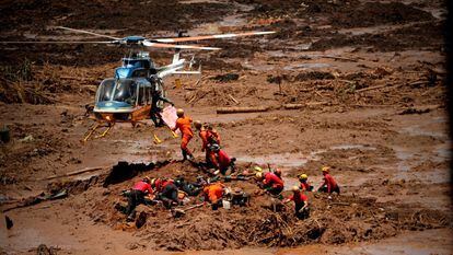 Un grupo de bomberos rescata los cuerpos de víctimas tras el desastre minero de Brumadinho, hace cuatro años.
