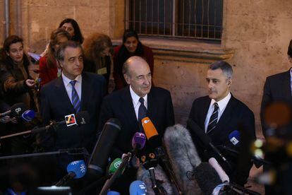 Los abogados de la Infanta a la salida del juzgado.