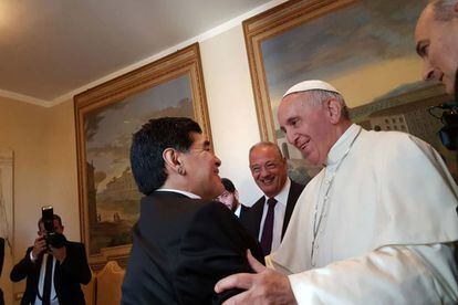 Maradona y Francisco se saludan antes de la presentaci&oacute;n oficial del Partido por la Paz.