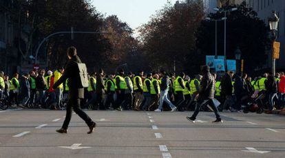 Marcha de taxistas con chalecos amarillos por el centro de Barcelona para dirigirse al Parlament.
