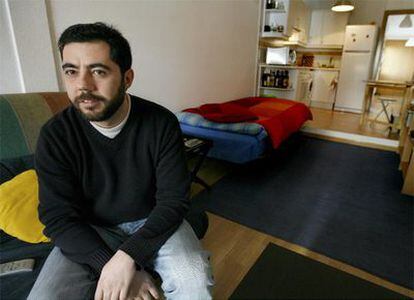 Juan Martínez vive de alquiler en un piso de la calle General Álvarez de Castro en el barrio madrileño de Chamberí por el que paga 625 euros mensuales.