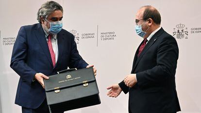 José Manuel Rodríguez Uribes entrega la cartera ministerial a Miquel Iceta.