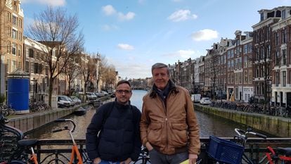 EL PAÍS journalists Joaquín Gil (left) and José María Irujo (right), during an investigation in Amsterdam in 2020.