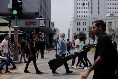 Los Mejía Godoy camino sobre la céntrica avenida de San José.