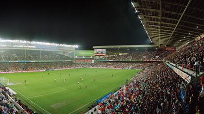 Imagen del viejo San Mamés, en 2010, durante un partido entre el Athletic y el Barcelona.