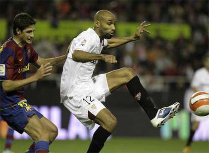 Kanouté intenta controlar un balón ante la presencia de Edmilson