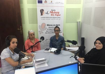 De izquierda a derecha: Kaoutar Belhirech, Ouahiba Rizki, Aziza Beailki y Rachida Morchid, cuatro madres solteras, en el estudio de radio que la ONG 100% Mamans posee en su sede de Tánger.
