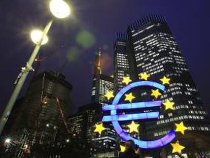 Símbolo del euro en frente de la sede del BCE en Fráncfort.