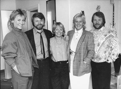 Görel Hanser, manager personal de ABBA, con los cuatro miembros. / Anders Hanser/Rockshot