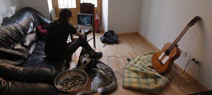 Uno de los habitantes de una casa okupada en la Corredera Baja de San Pablo.